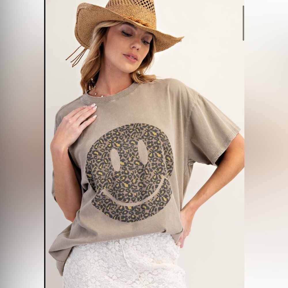 easel Taupe Graphic Tee with Leopard Smile